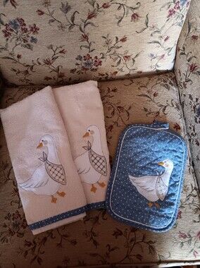 Vintage Embroidered Duck Cotton Dish towels And Pot Holder Set in Cream and Blue